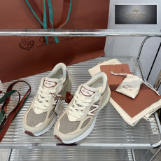 뉴발란스 x 로로피아나 990v6 스니커즈
