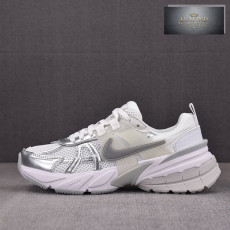 나이키 V2K 런메탈릭 실버/화이트 FD0736-104