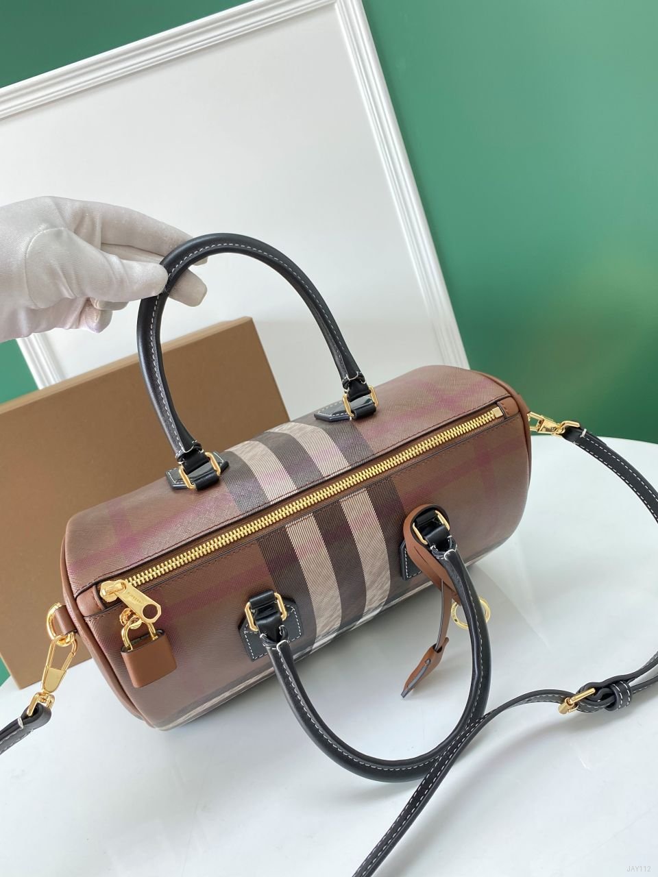 버버리 미디움 체크 볼링 백
