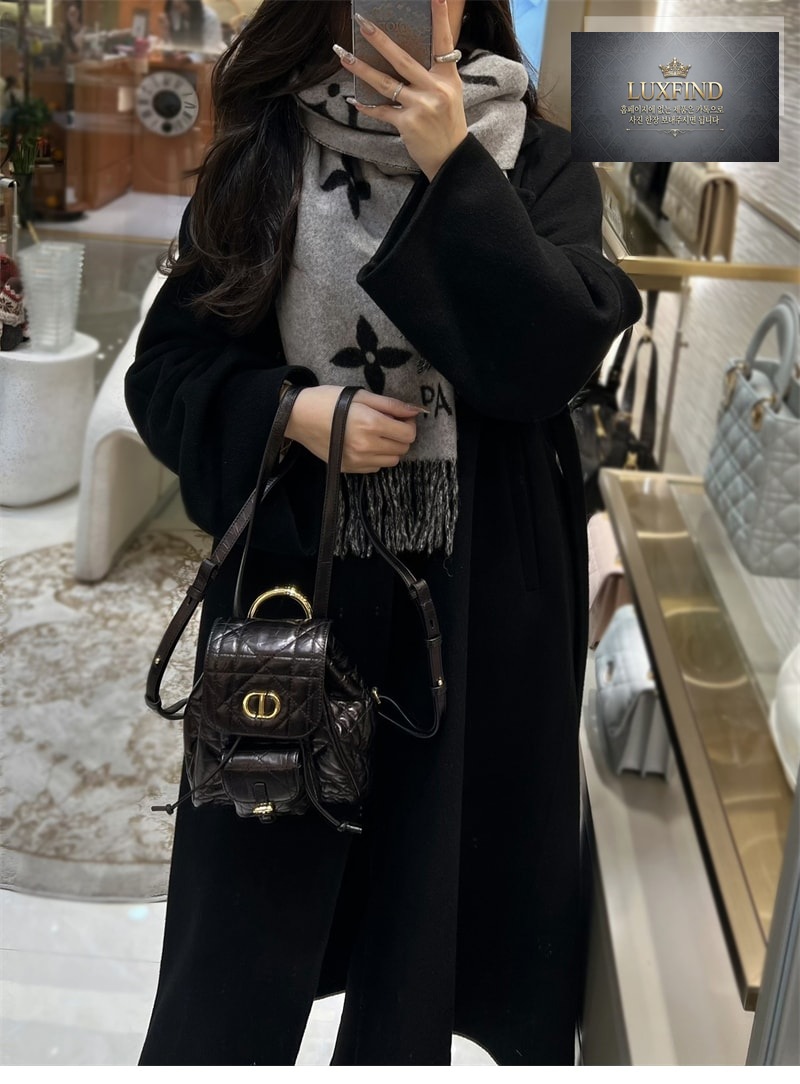 디올 카로 스몰 백팩 블랙 매크로까나쥬 크링클