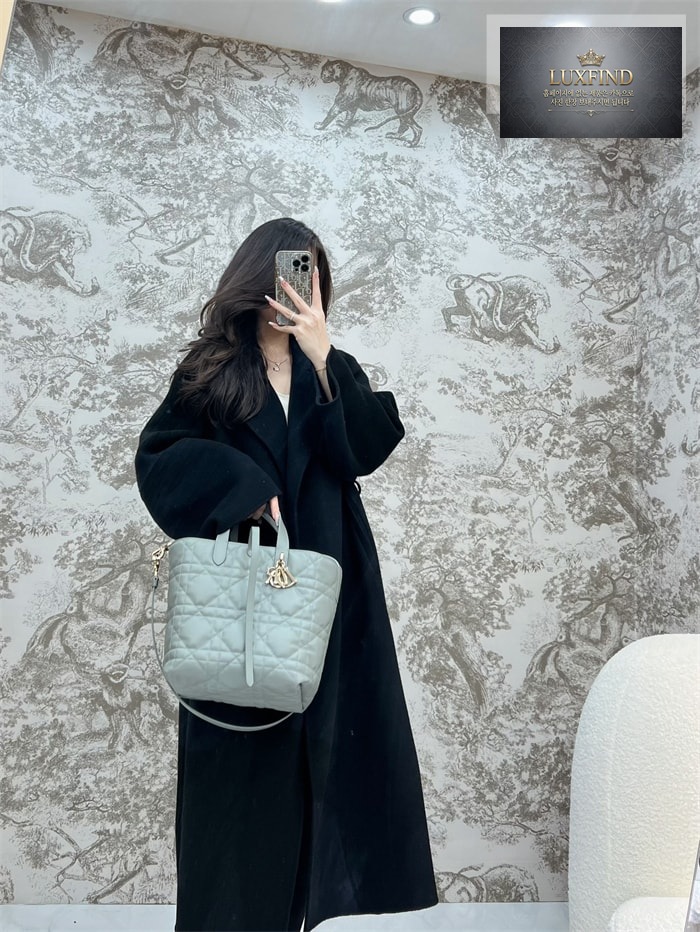 디올 뚜주흐 미디엄 버티컬 토트백 스톤 그레이 매크로까나쥬
