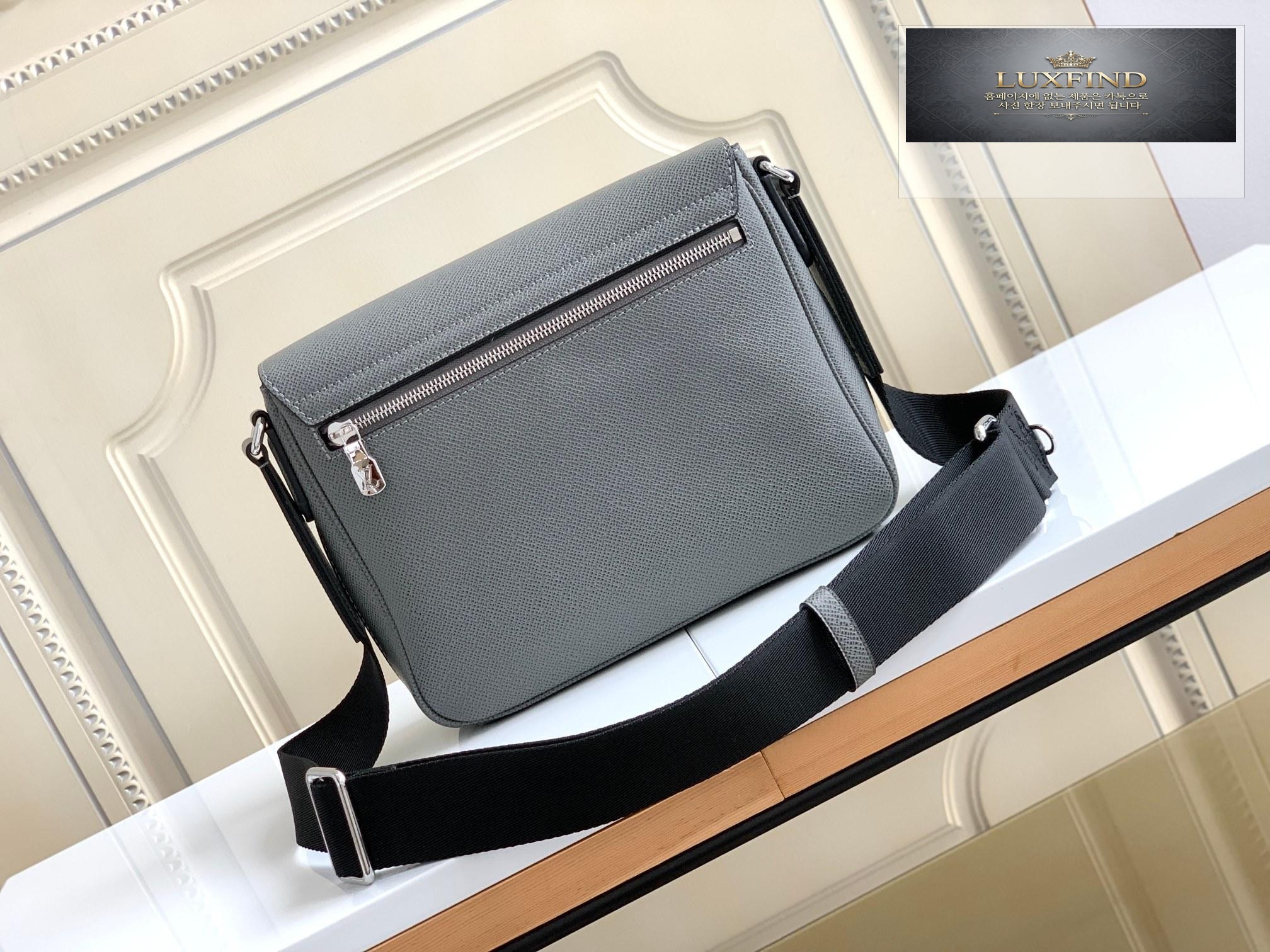 Louis Vuitton District PM Taiga