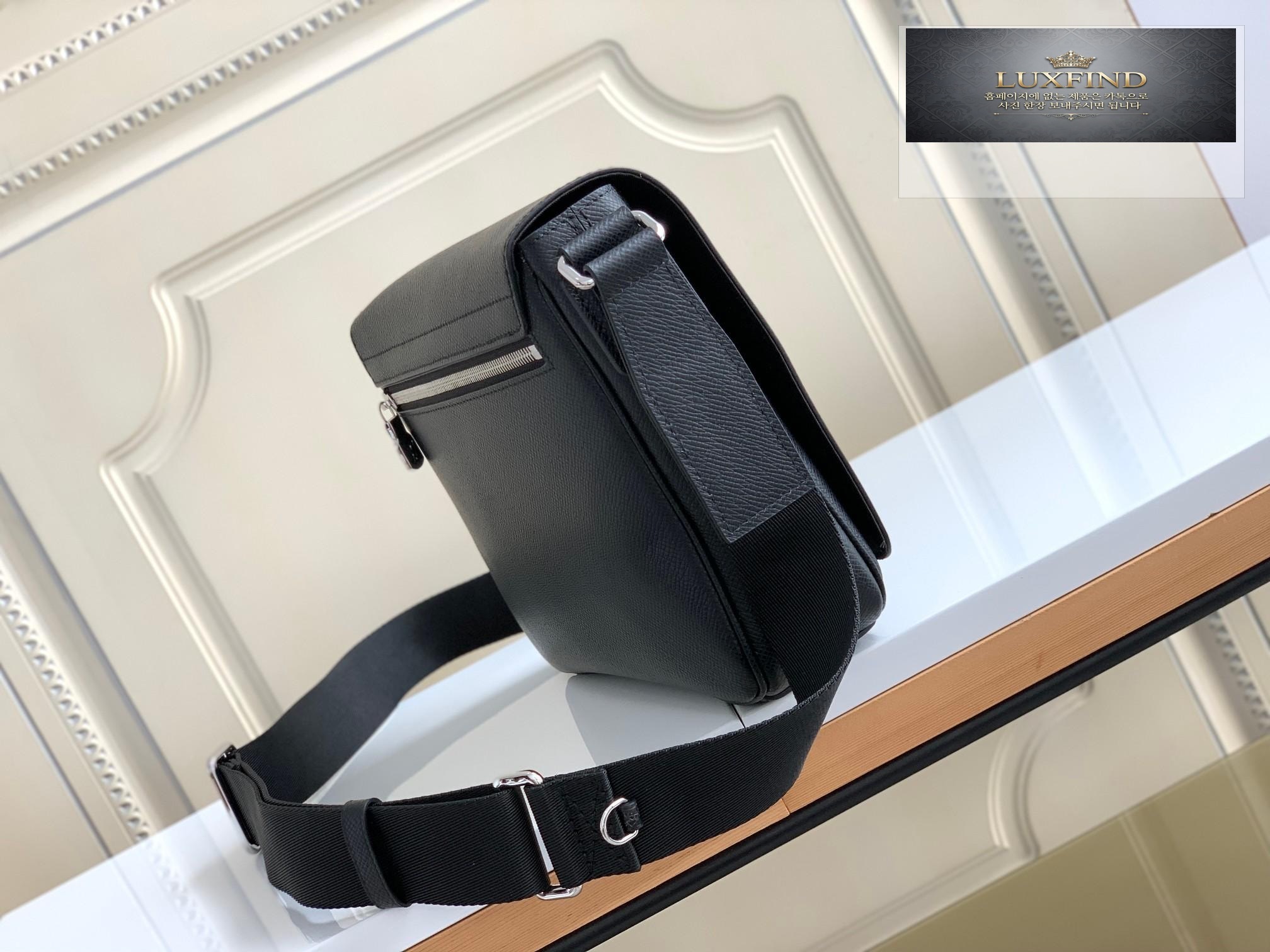 Louis Vuitton District PM Taiga
