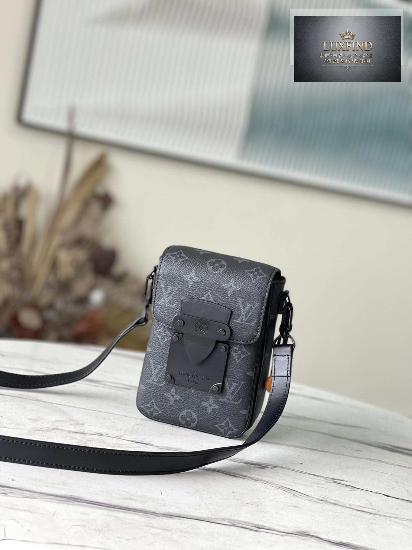 Louis Vuitton S - Lock Vertical Wearable Wallet