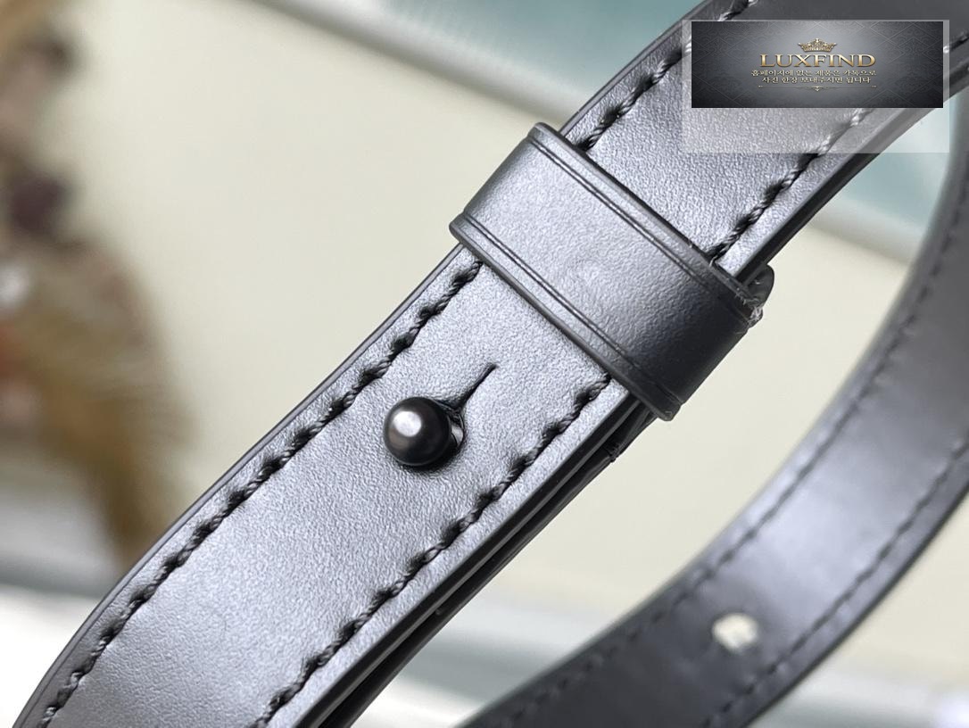 Louis Vuitton S - Lock Vertical Wearable Wallet