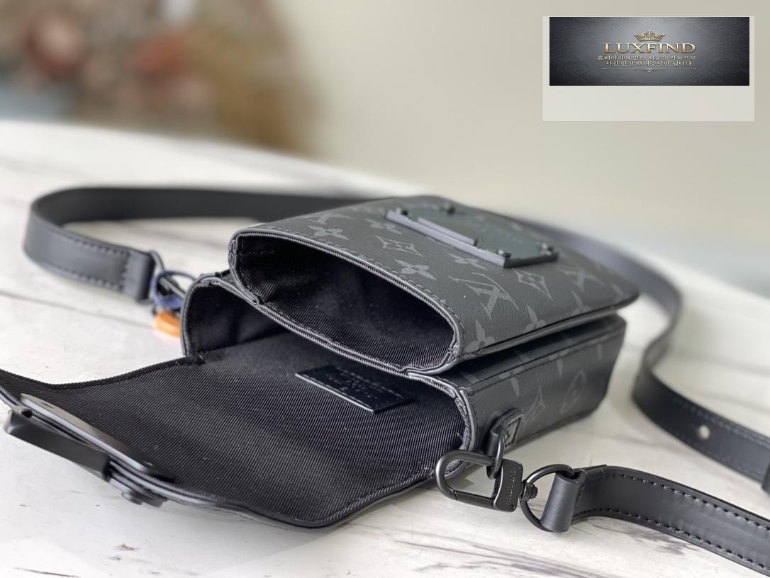 Louis Vuitton S - Lock Vertical Wearable Wallet