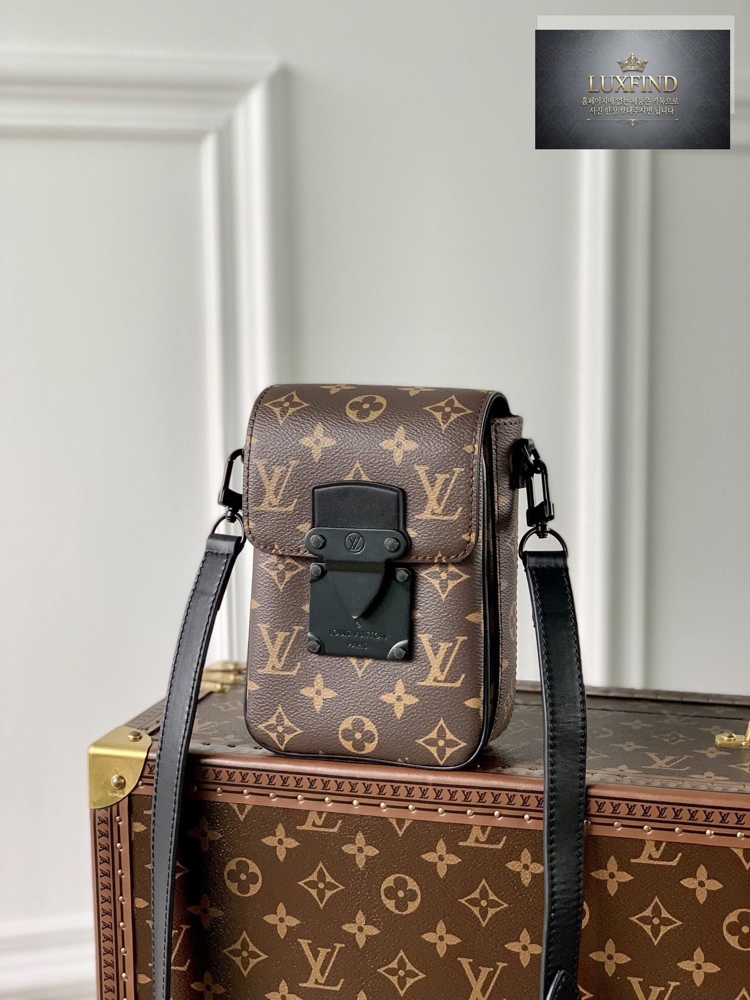 Louis Vuitton S - Lock Vertical Wearable Wallet