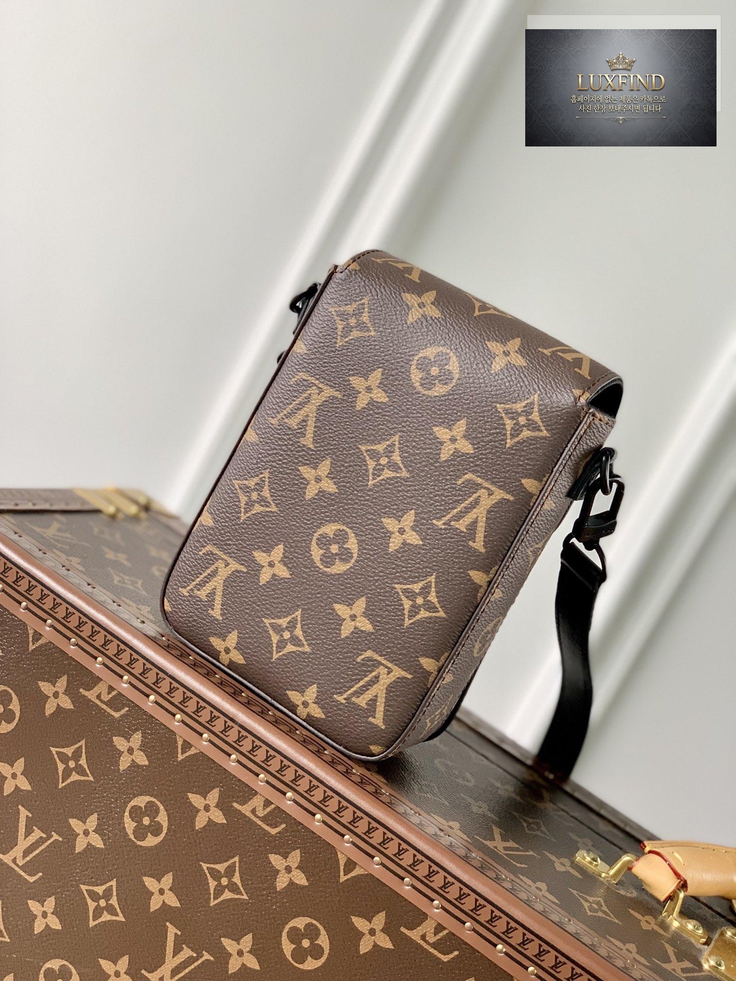 Louis Vuitton S - Lock Vertical Wearable Wallet