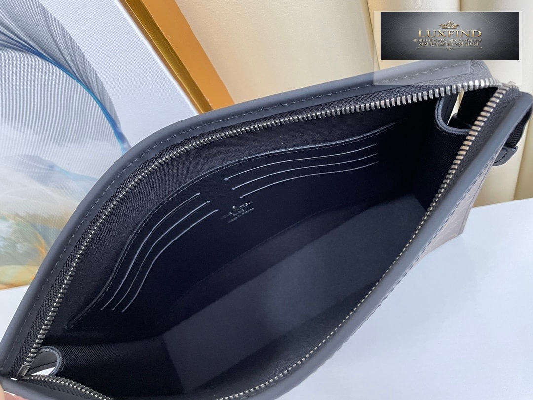 Louis Vuitton Pochette Voyage MM
