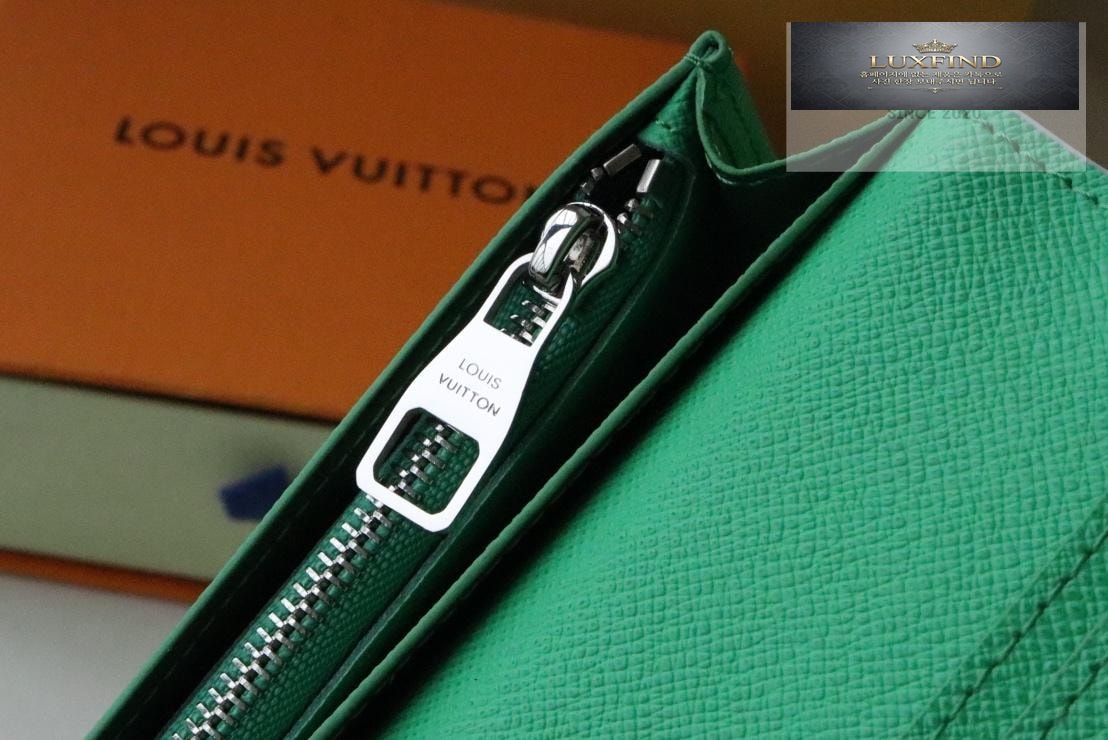 Louis Vuitton M82011