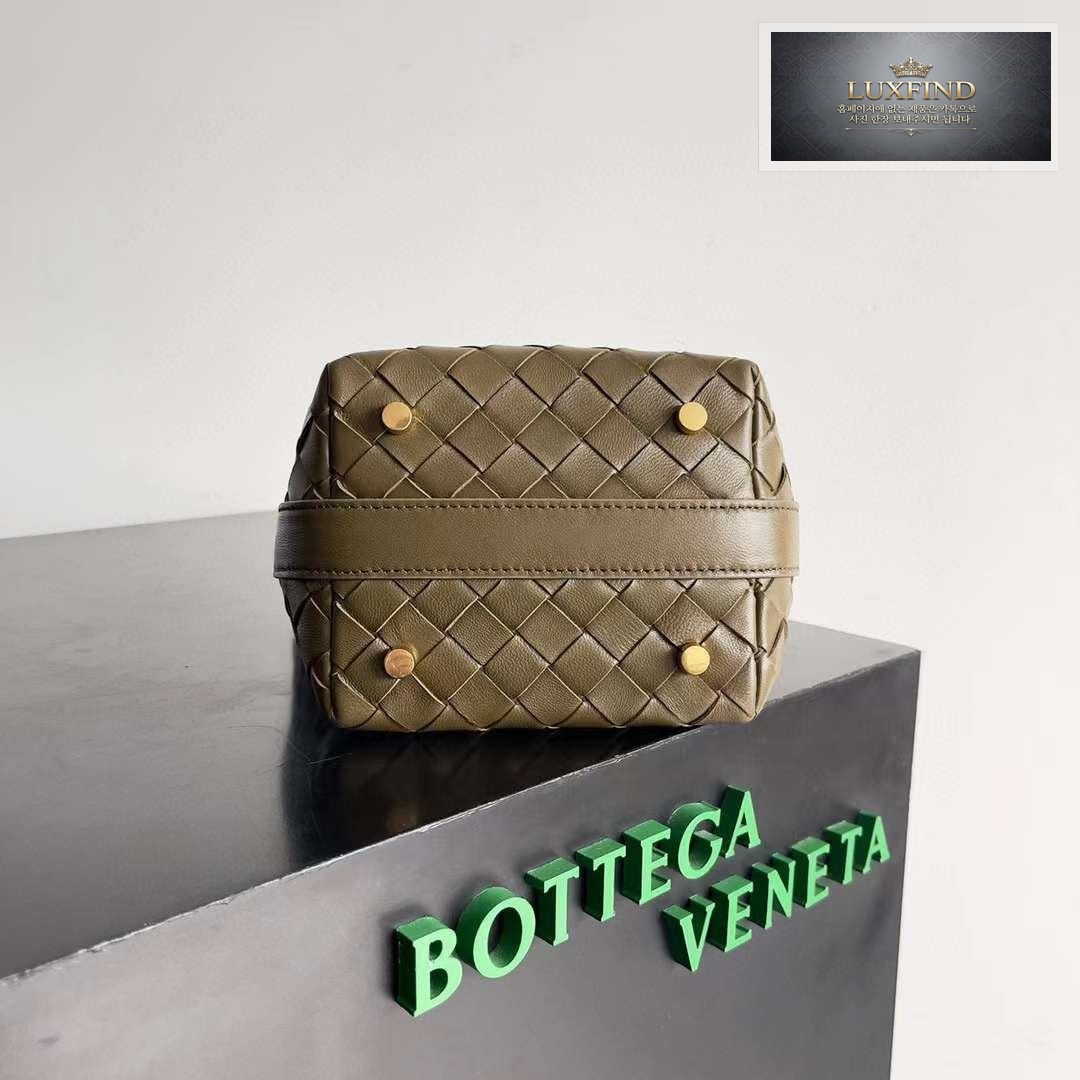 Bottega Veneta Wallis