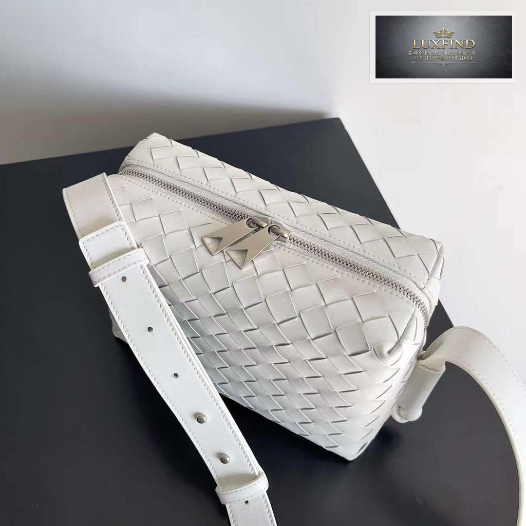 Bottega Veneta Intrecciato Loop Camera