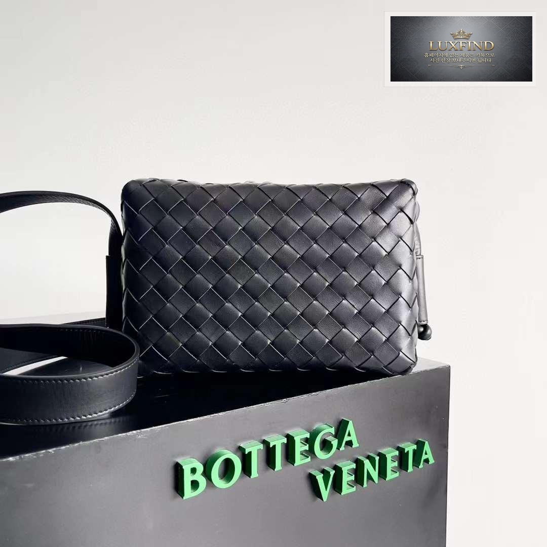 Bottega Veneta Intrecciato Loop Camera