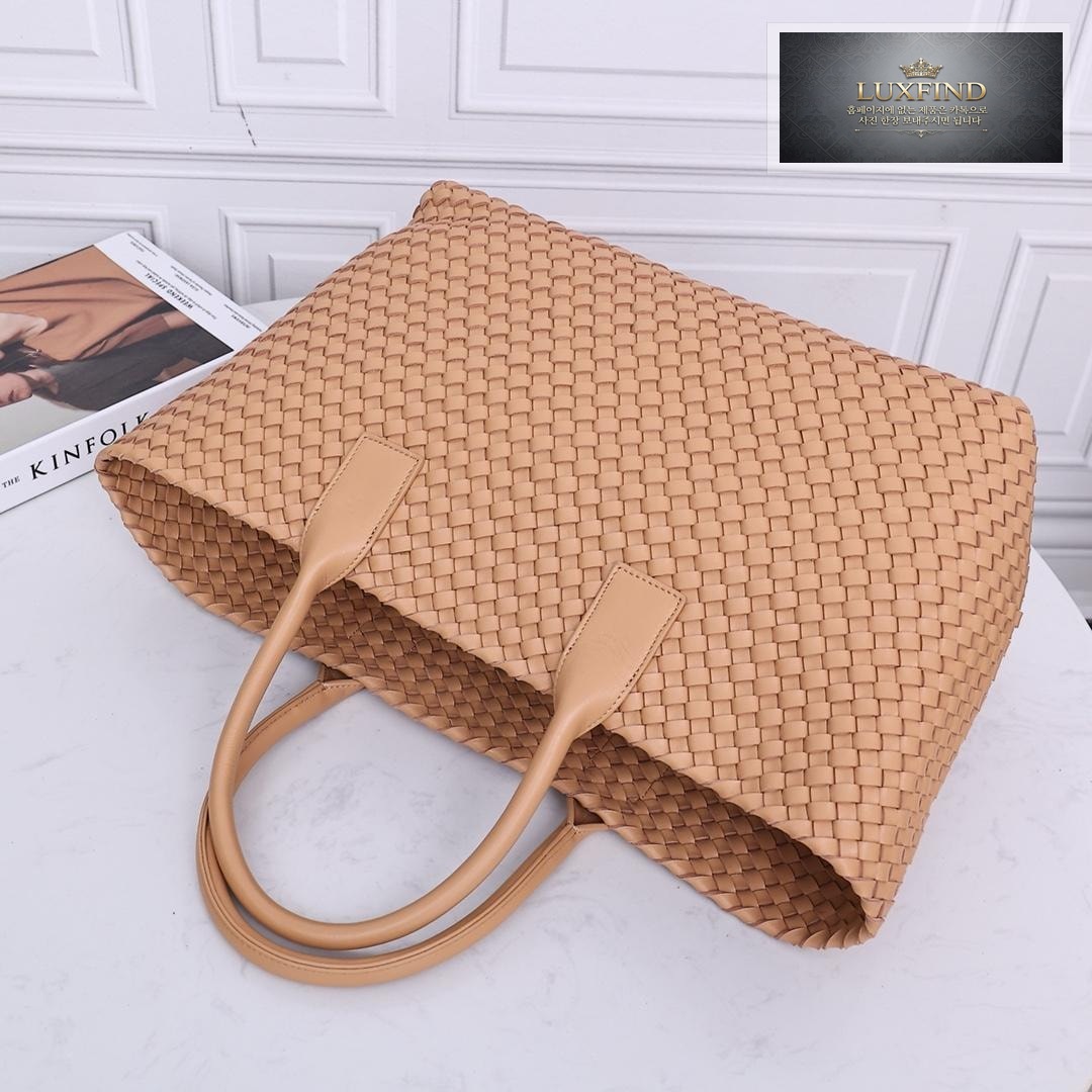 Bottega Veneta Cava Medium