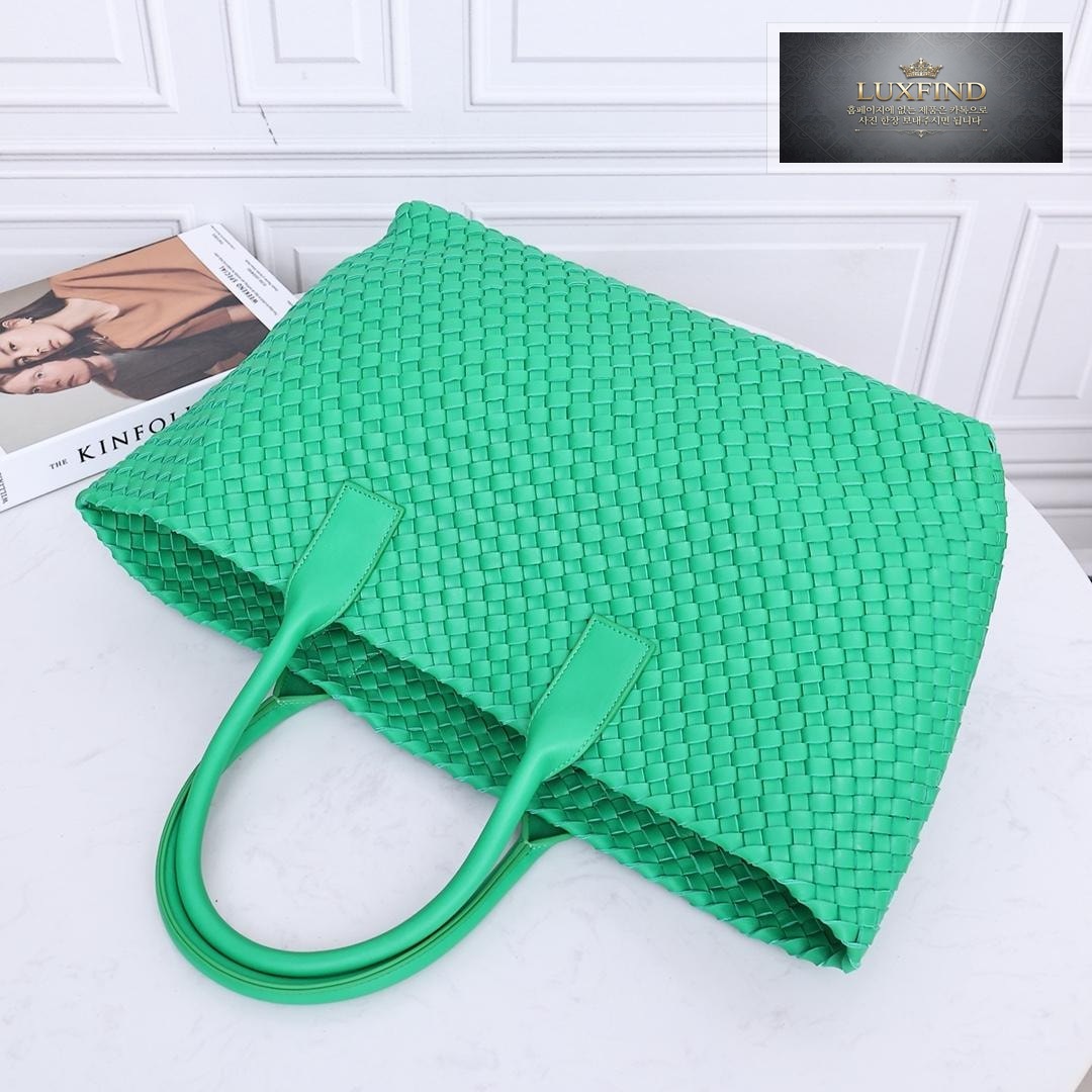 Bottega Veneta Cava Medium