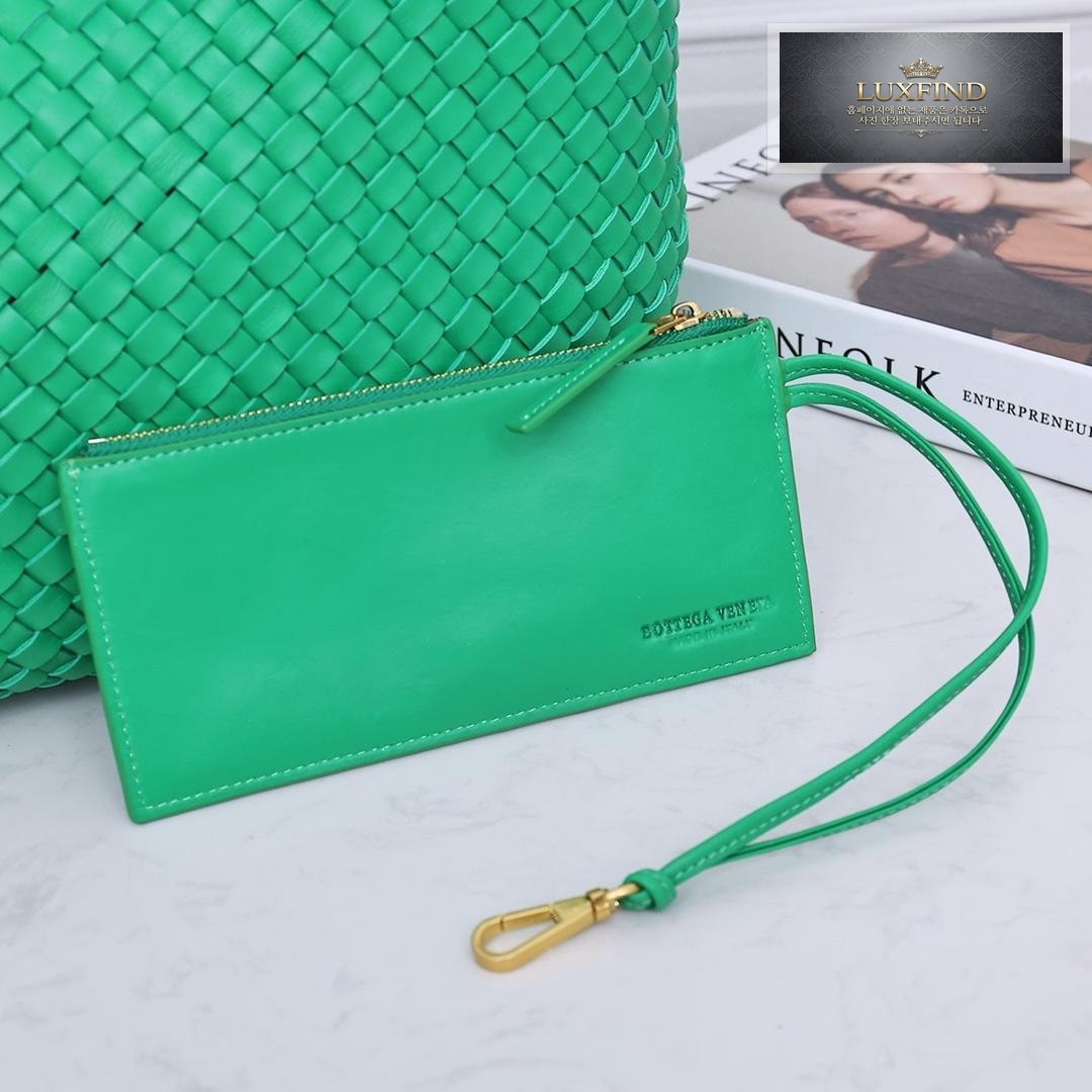 Bottega Veneta Cava Medium