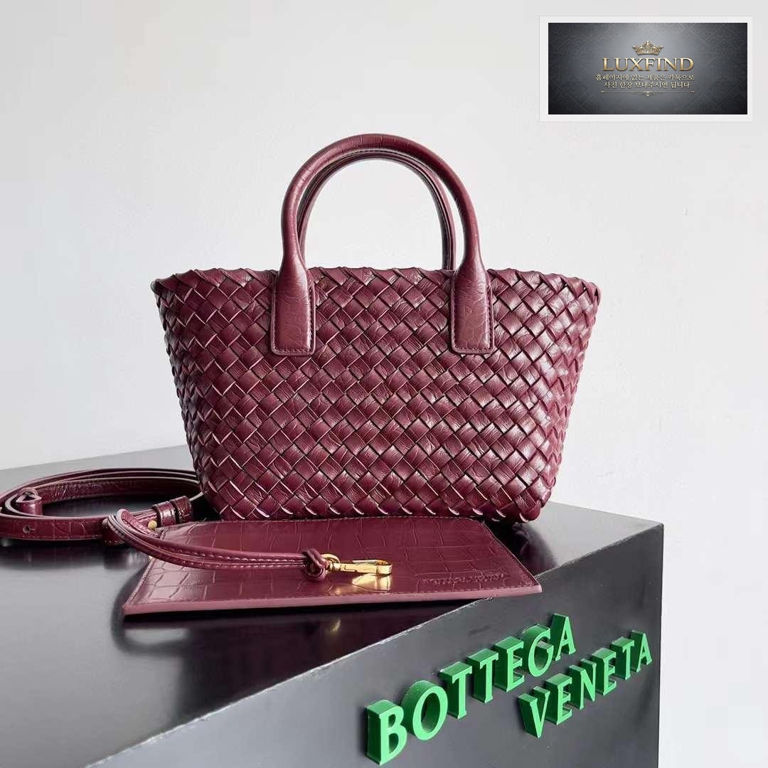 Bottega Veneta Cava Crocodile