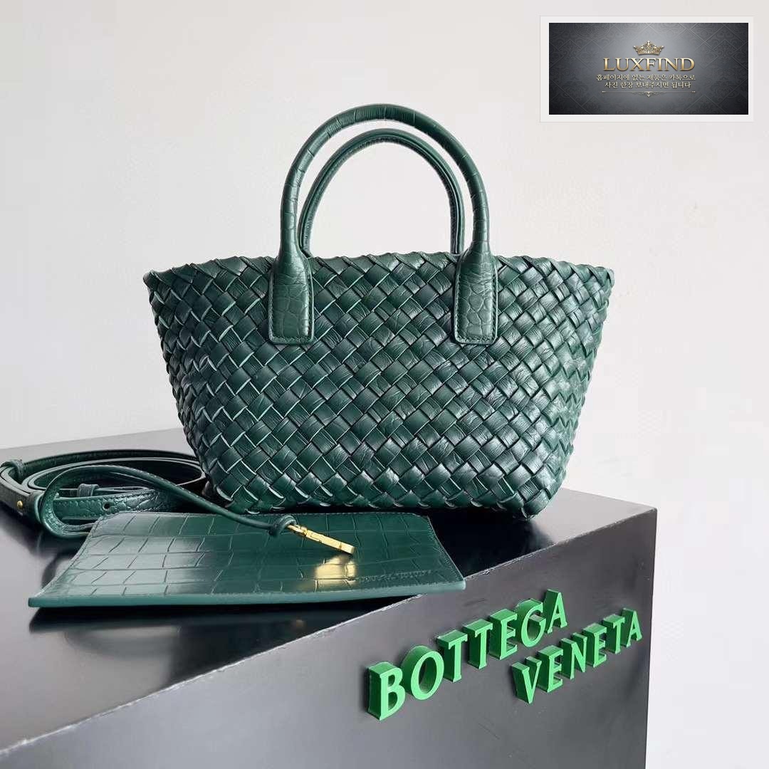 Bottega Veneta Cava Crocodile