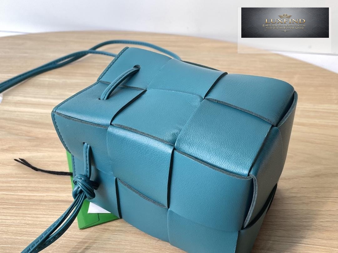 Bottega Veneta Cassette Crossbody Bucket