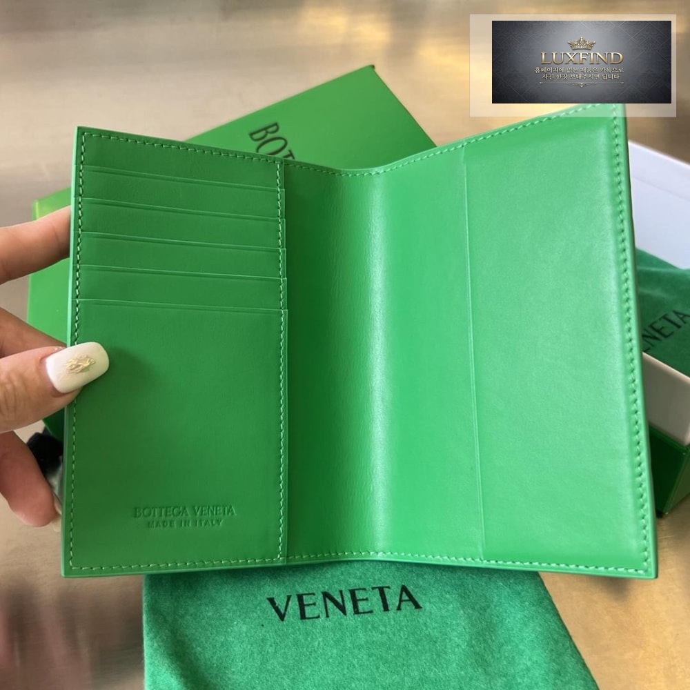 Bottega Veneta Intrecciato PassPort Case