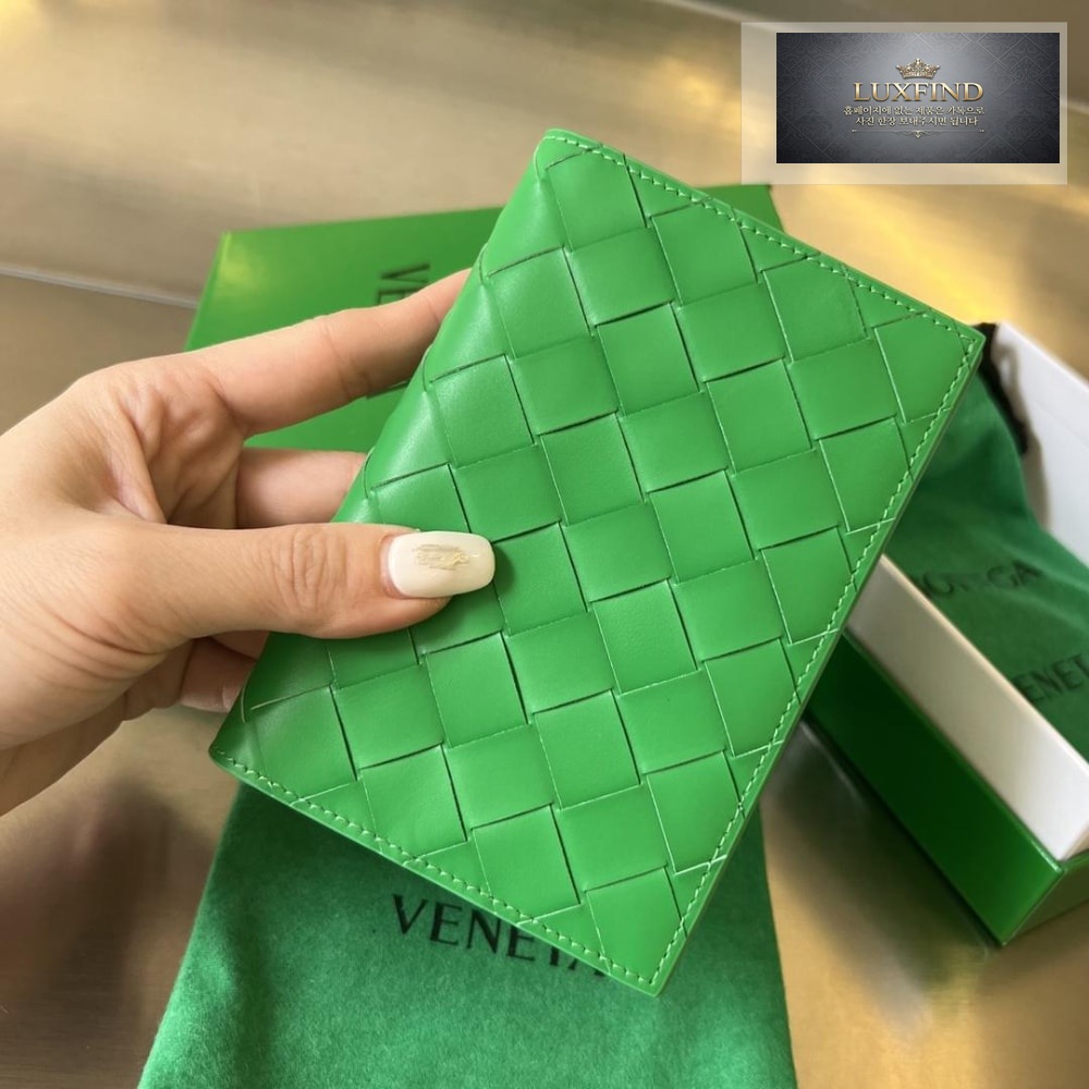 Bottega Veneta Intrecciato PassPort Case