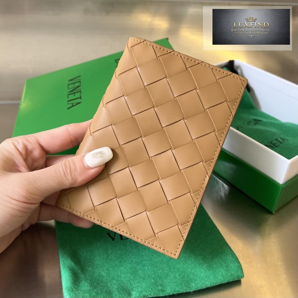 Bottega Veneta Intrecciato PassPort Case