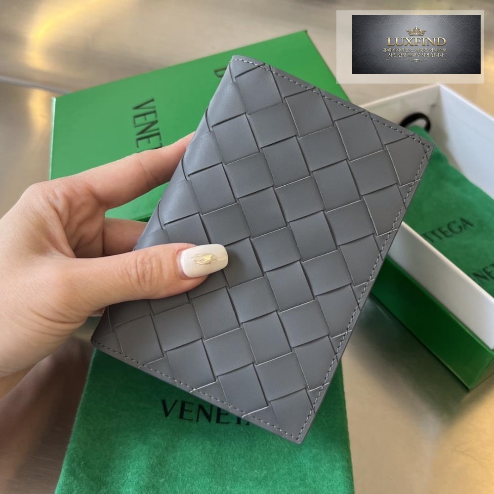 Bottega Veneta Intrecciato PassPort Case