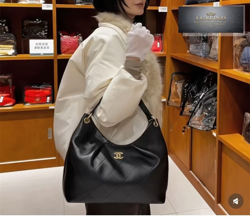 샤넬 26C 맥시 호보백 블랙 그레인드 카프스킨 골드 메탈