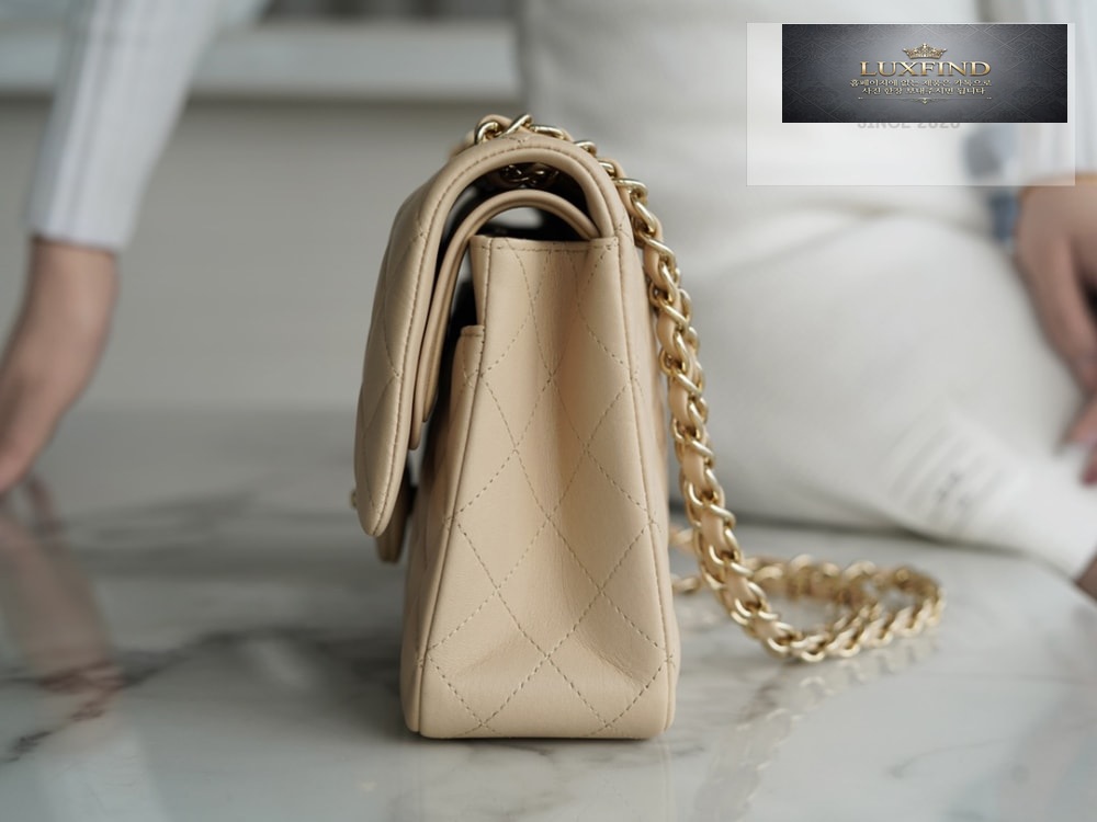 Chanel Classic Medium Lam