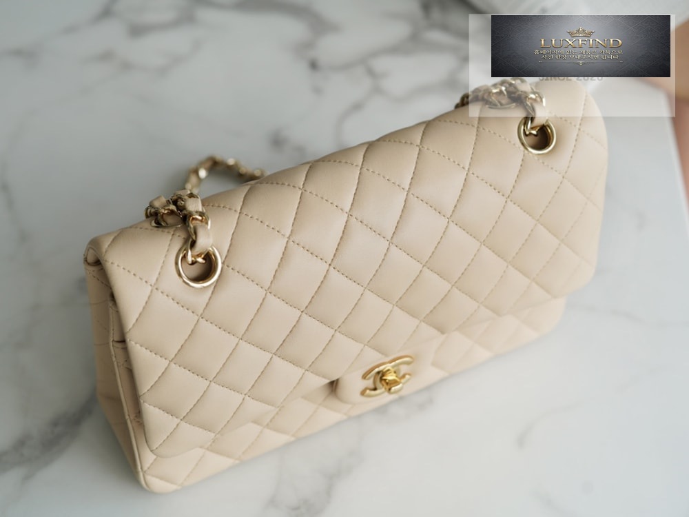 Chanel Classic Medium Lam