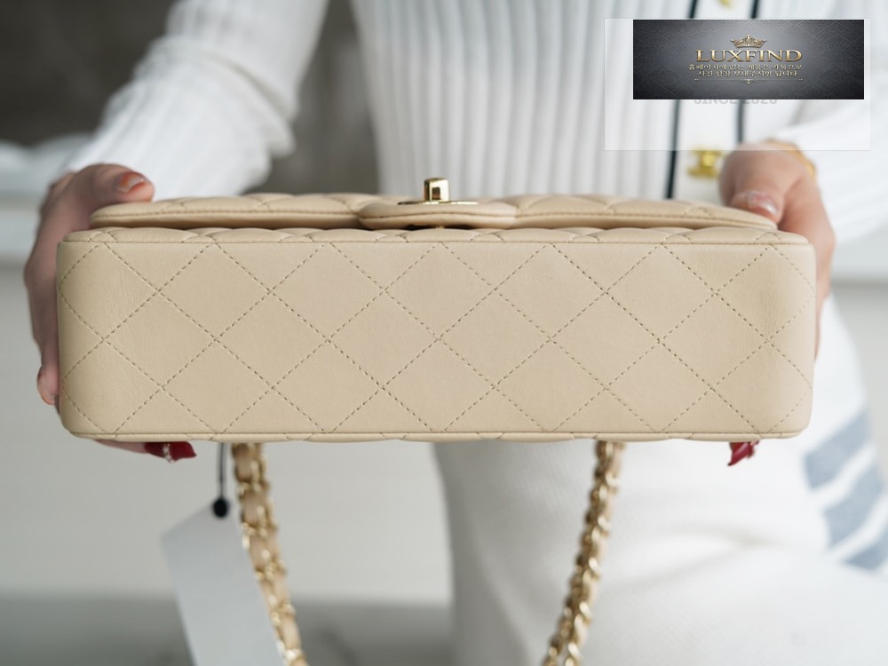 Chanel Classic Medium Lam