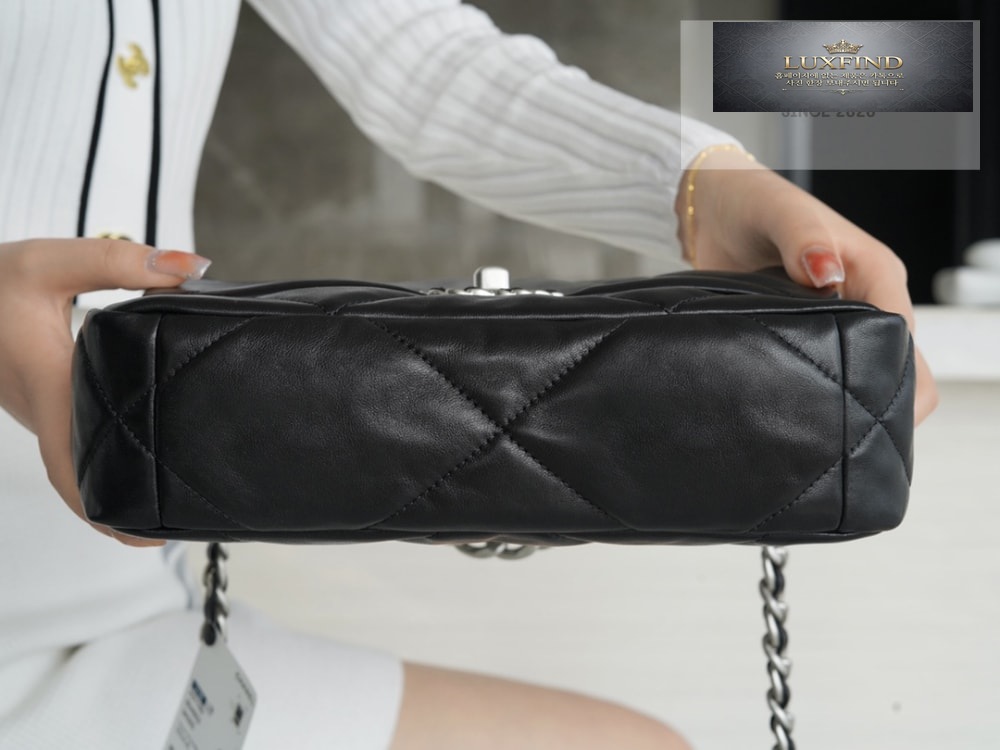 Chanel 19 Medium
