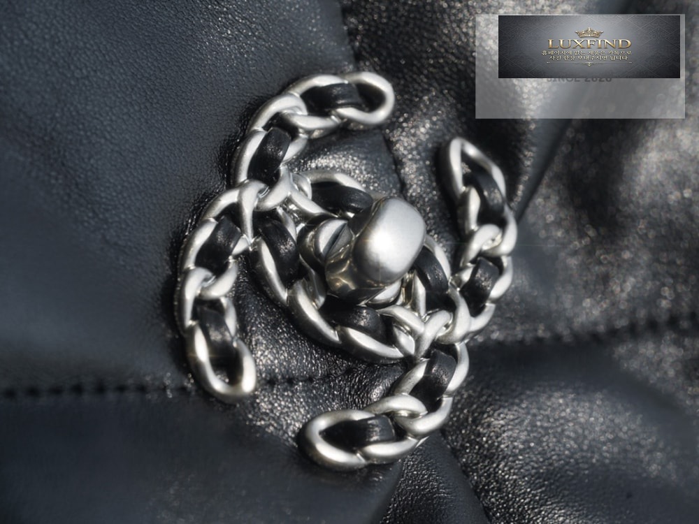 Chanel 19 Medium