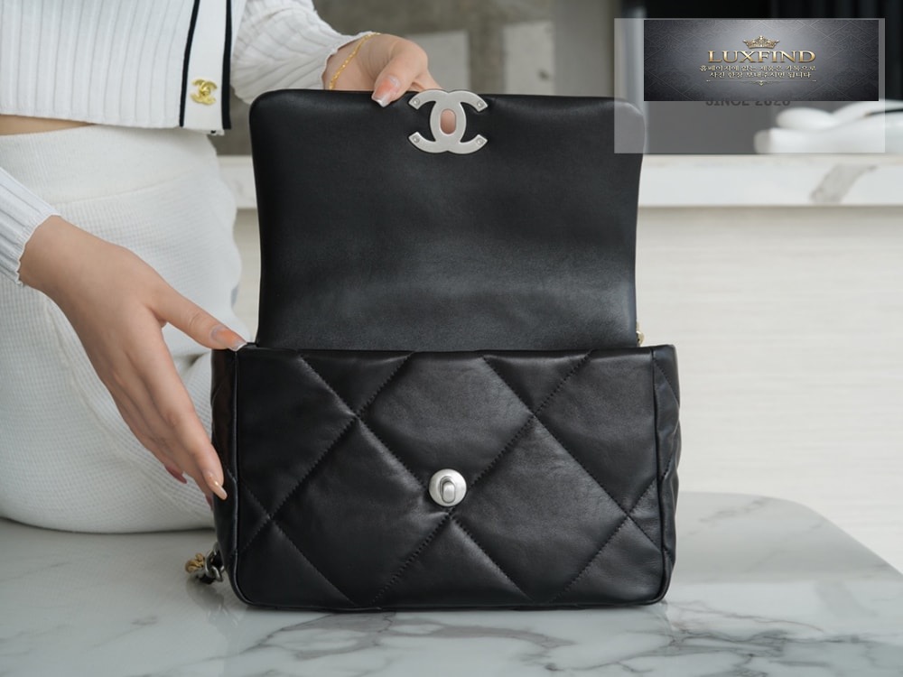 Chanel 19 Medium
