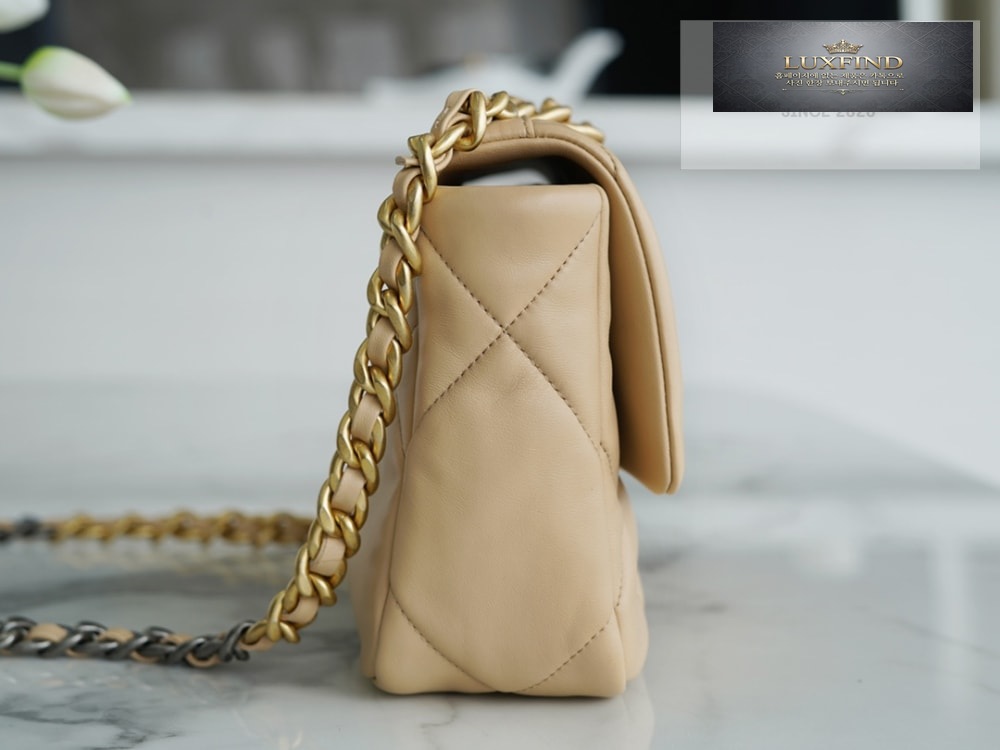 Chanel 19 Medium