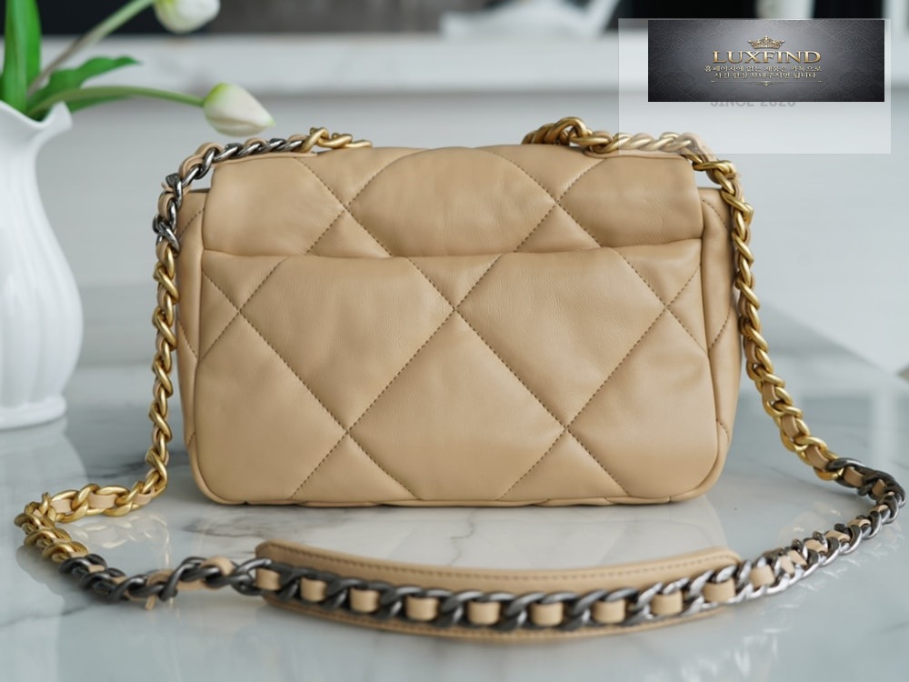 Chanel 19 Medium