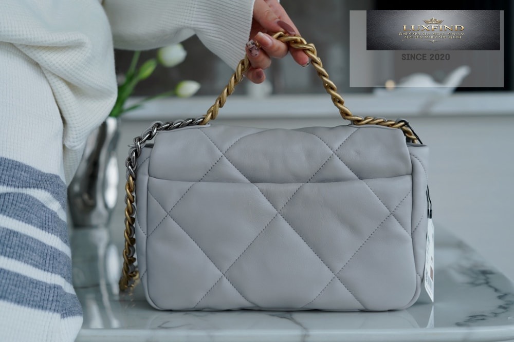 Chanel 19 Medium