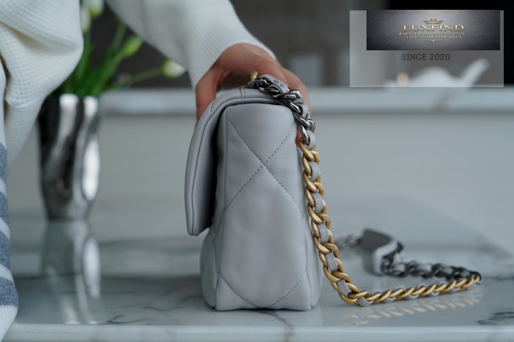 Chanel 19 Medium