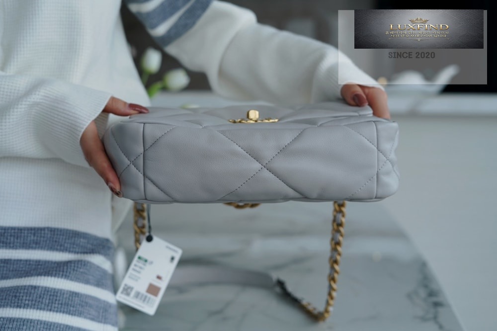 Chanel 19 Medium