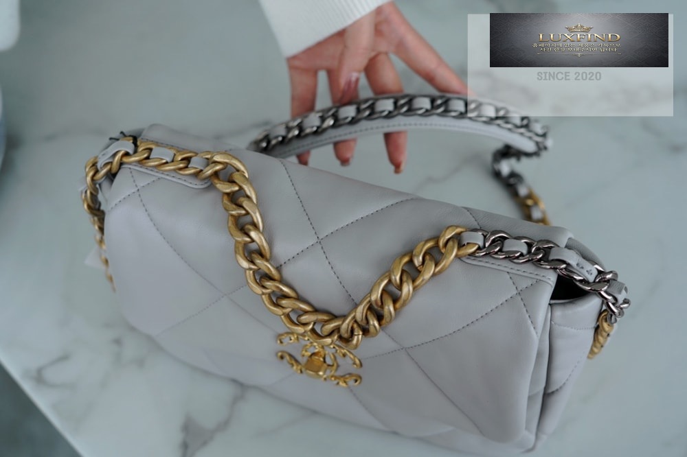 Chanel 19 Medium