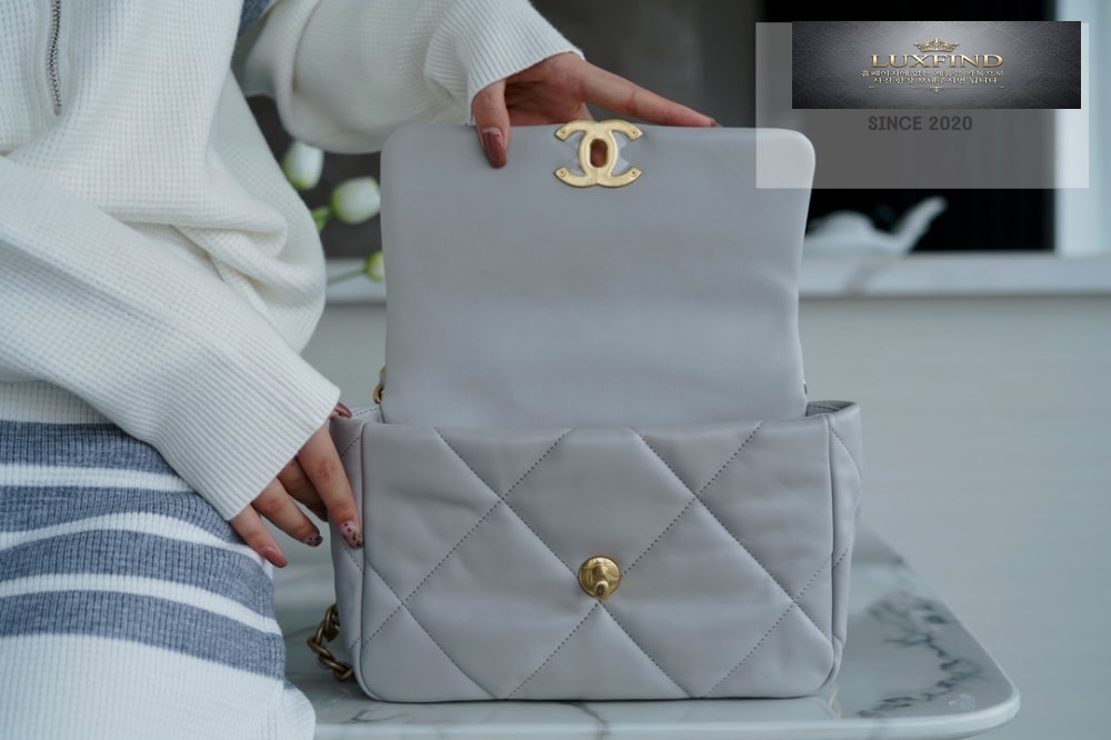 Chanel 19 Medium