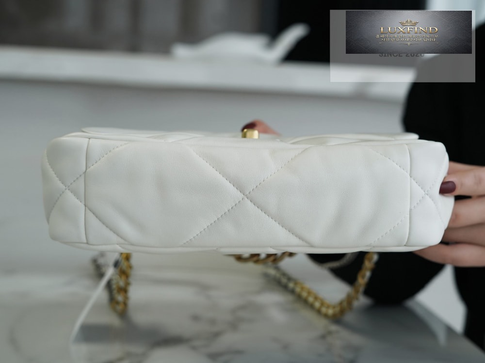 Chanel 19 Medium