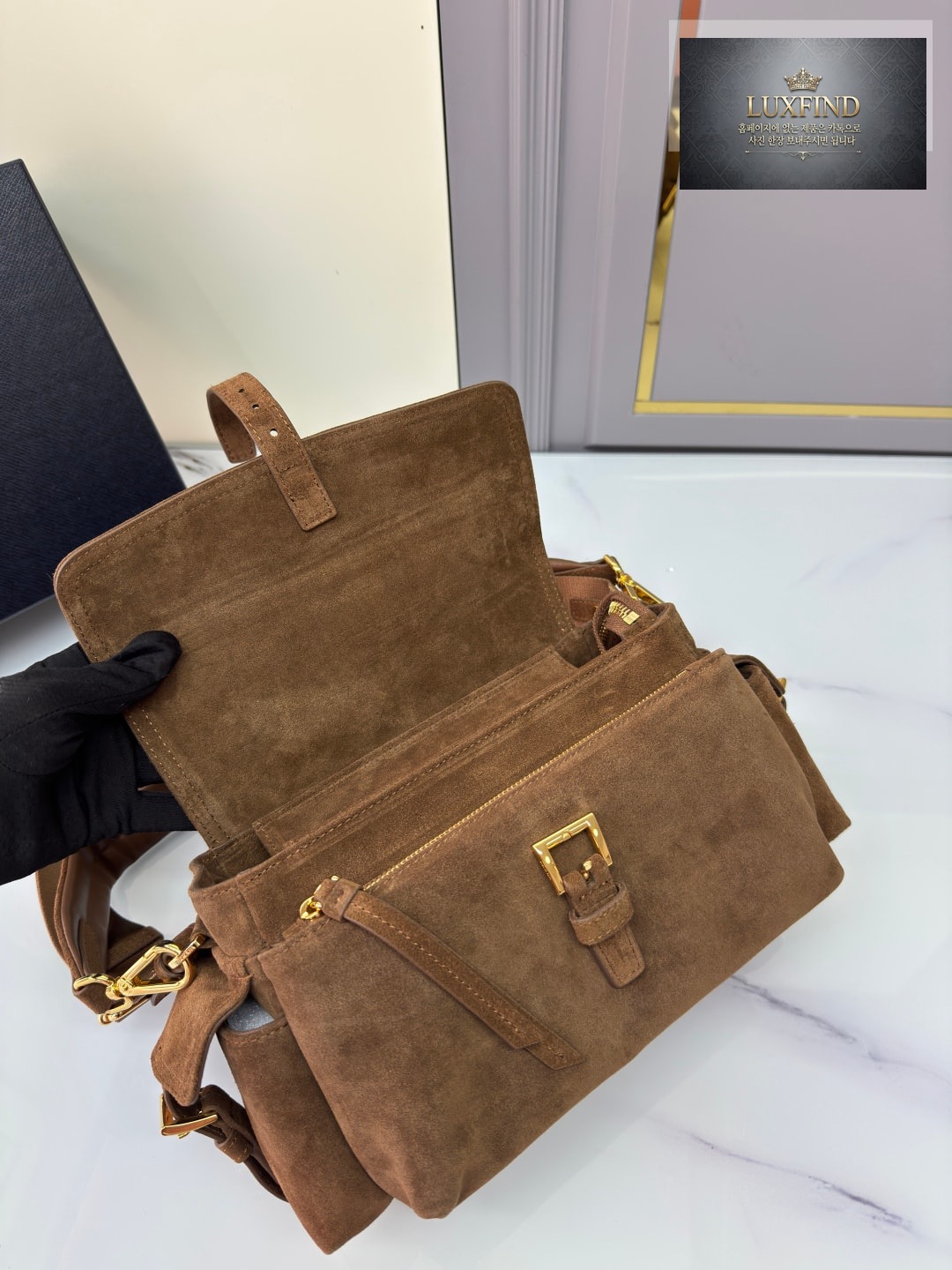 프라다 익스플로어 미디움 스웨이드 숄더백